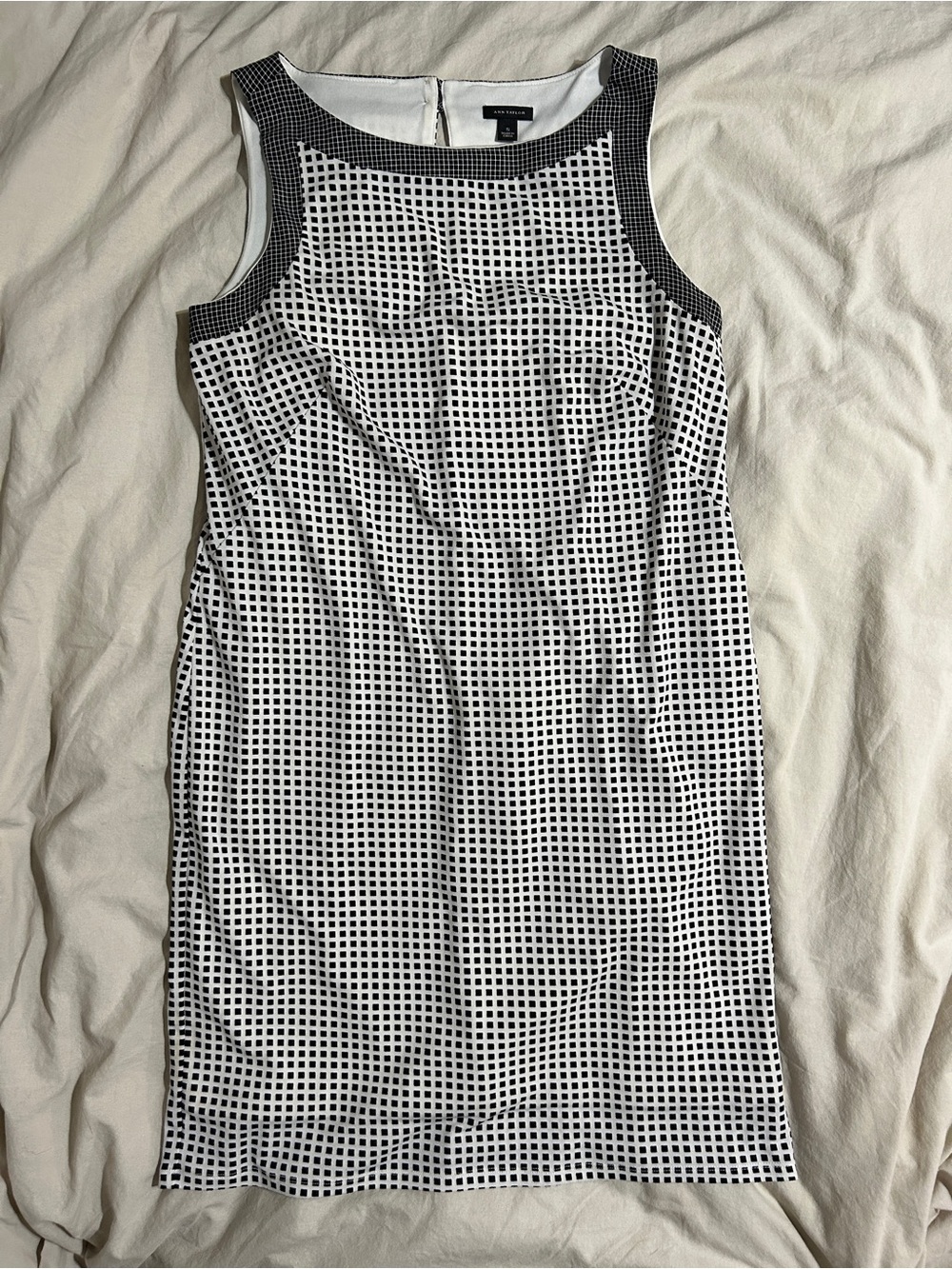 Ann Taylor. Black & White Sleeveless Sheath Dress